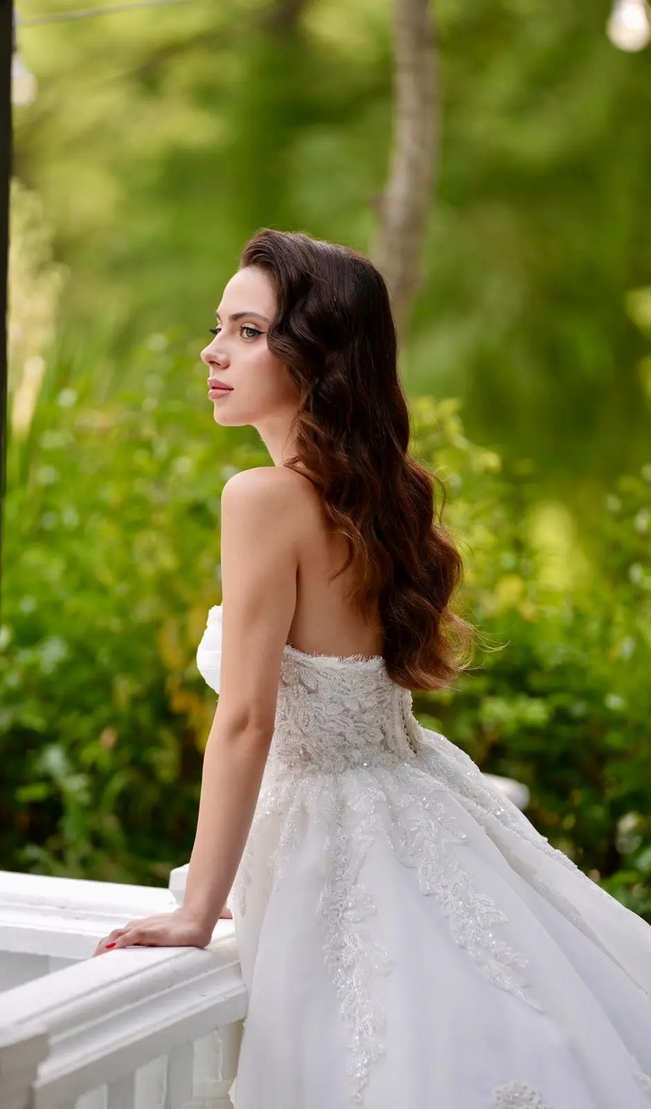 Alya - Yan Görünüm