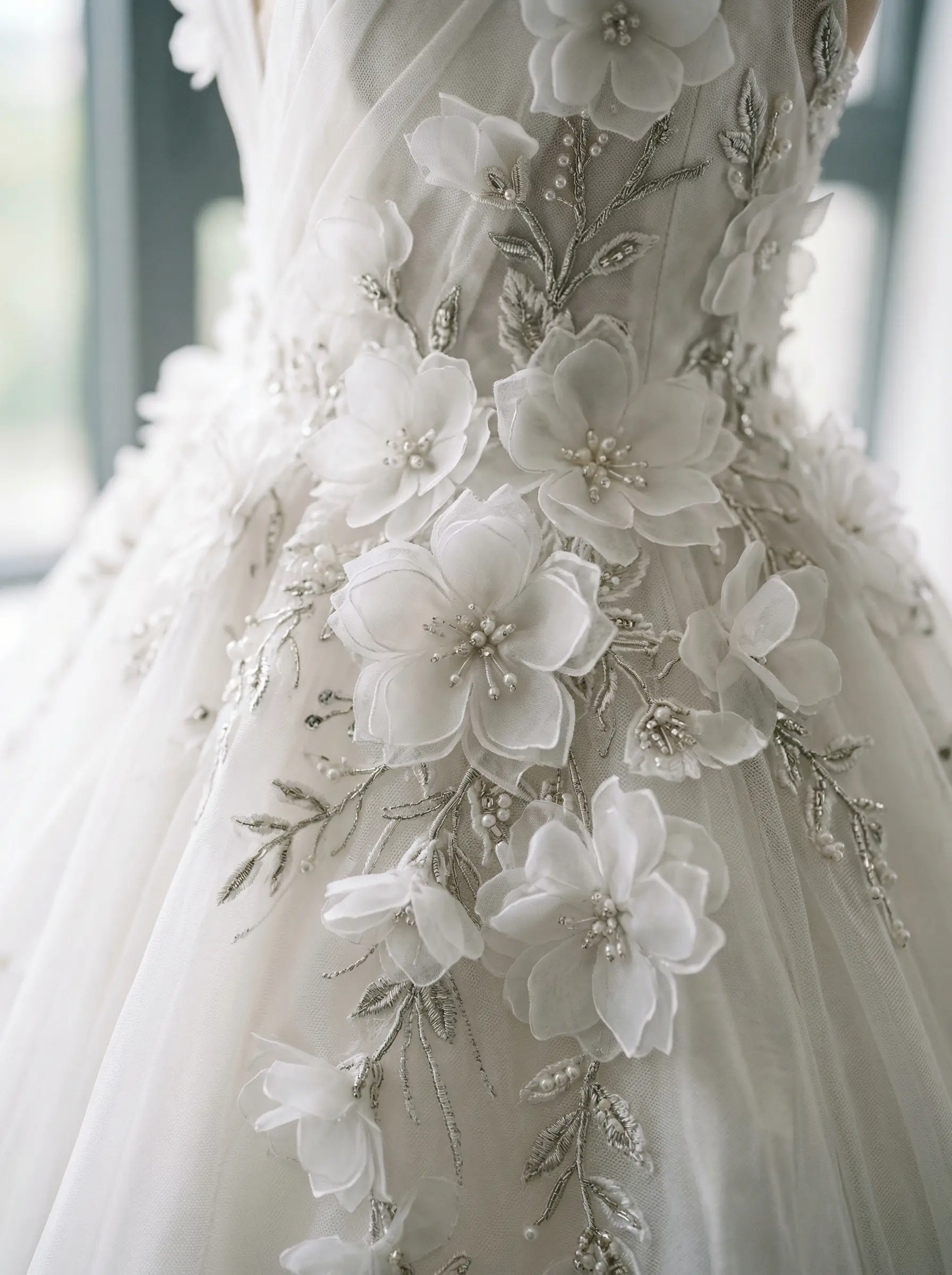 Lazer kesim organze çiçeklerle süslenmiş 3D gelinlik detayı