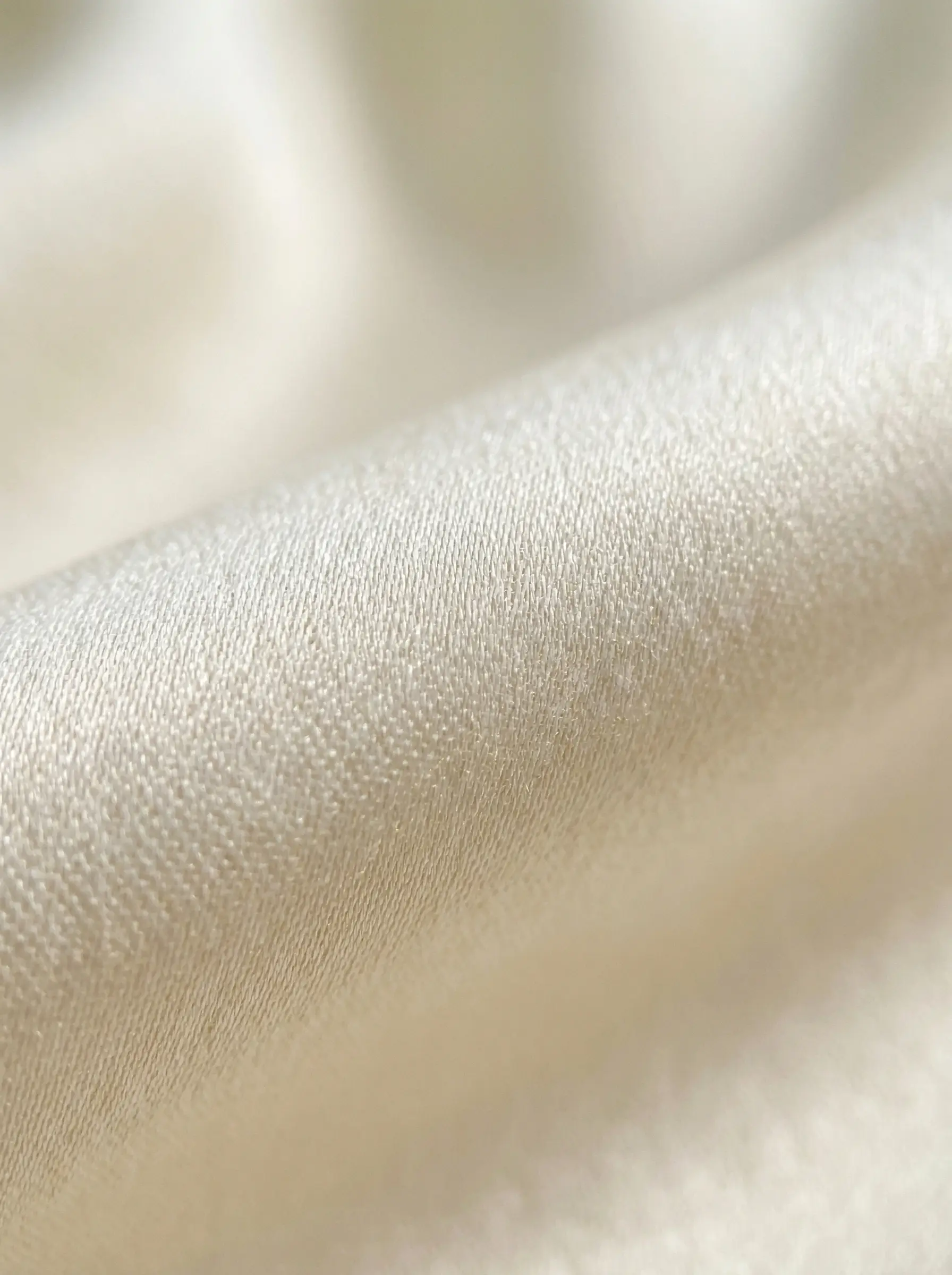 İpek kumaşın dokusunu ve üzerine düşen ışığı gösteren makro çekim