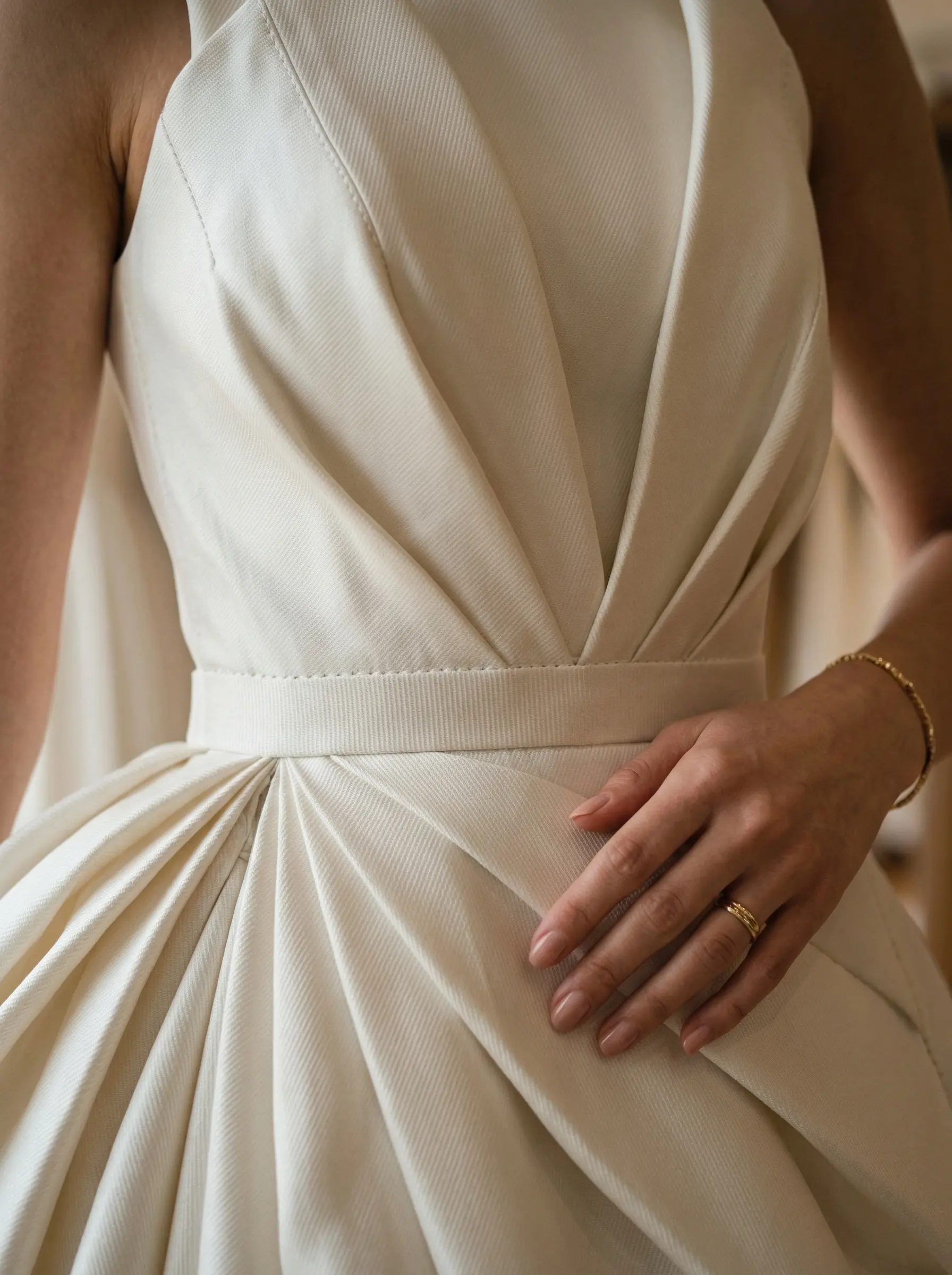 Mikado ipeğin tok duruşunu ve mat ışıltısını gösteren heykelsi gelinlik