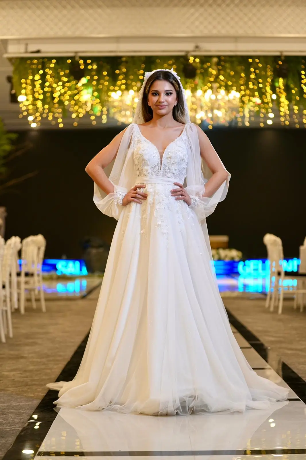 A kesim akışkan gelinlik modeli