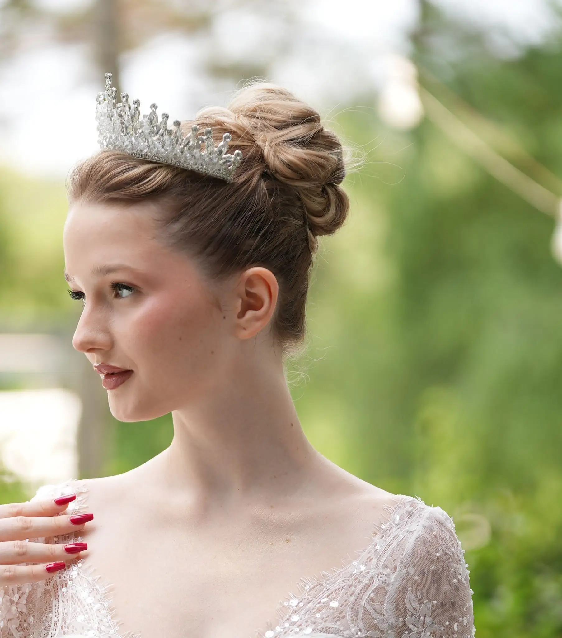 Tepeden topuzlu gelin saçı