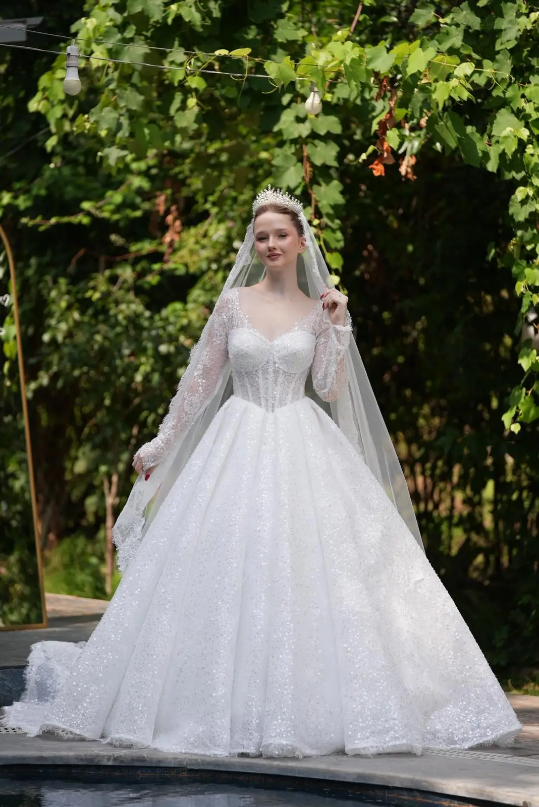 Derin V yakalı zarif gelinlik modeli